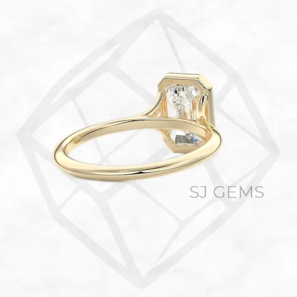 blowy bezel | emerald with 9k yellow gold metal and  shape diamond