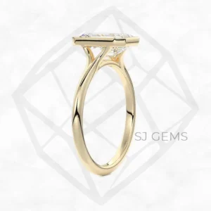 blowy bezel | emerald with 9k yellow gold metal and  shape diamond