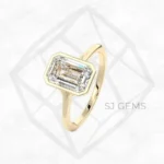 blowy bezel | emerald with 9k yellow gold metal and  shape diamond