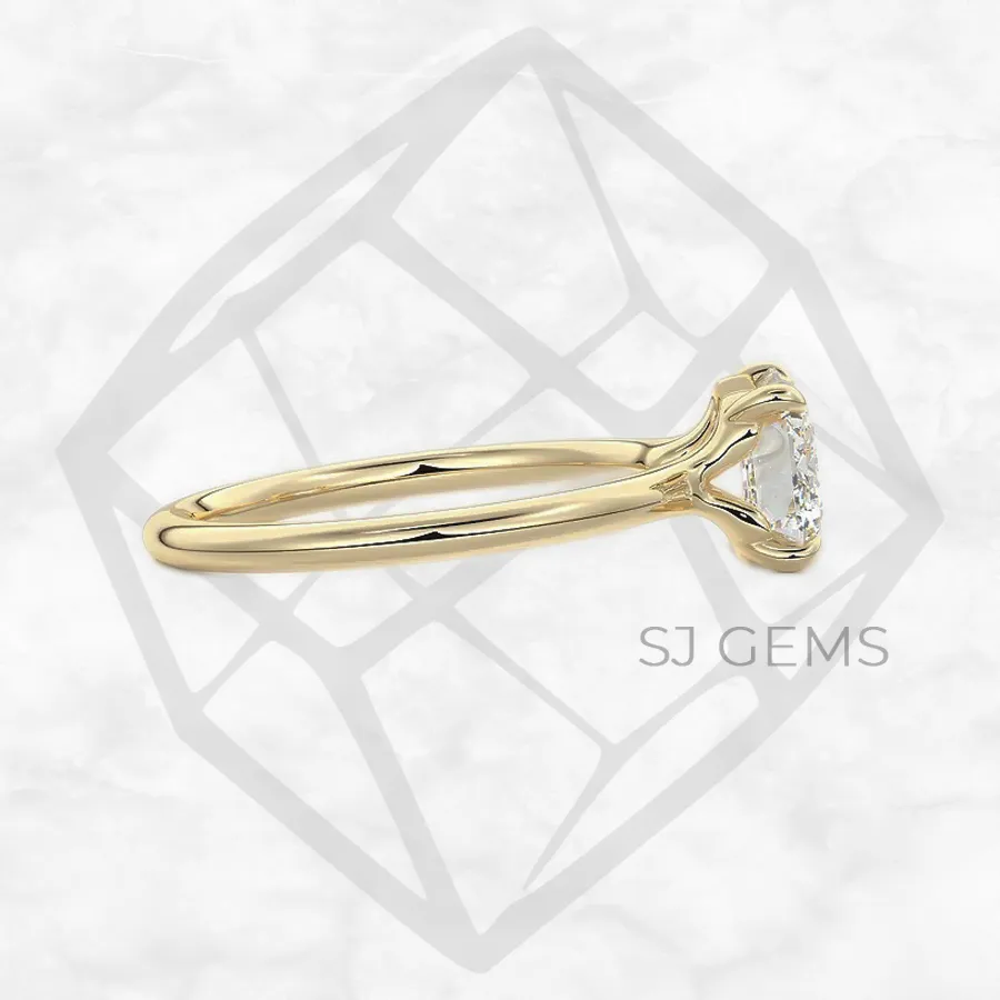 the cradle | emerald with 9k yellow gold metal and  shape diamond