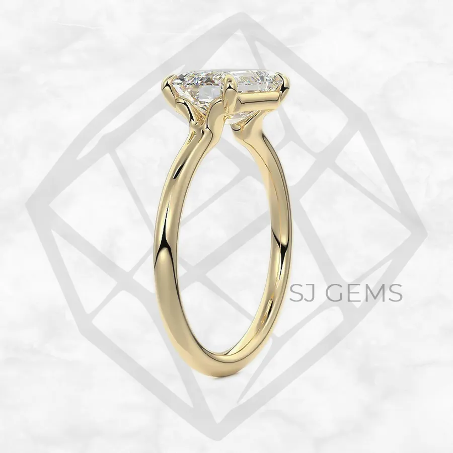 the cradle | emerald with 9k yellow gold metal and  shape diamond
