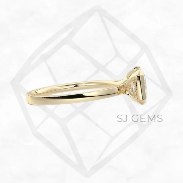 the embrace | emerald with 9k yellow gold metal and  shape diamond